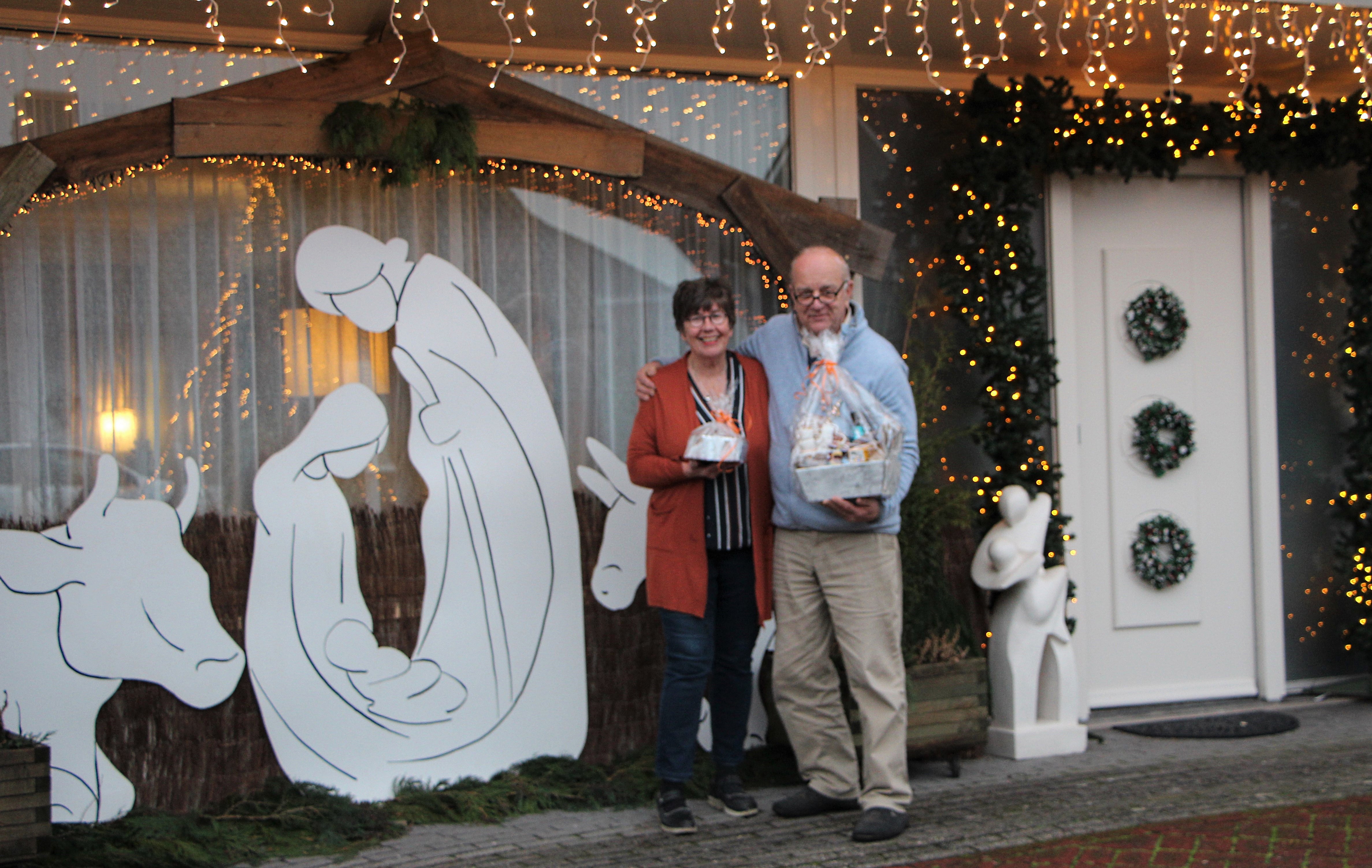 Annemiek en Peter nemen prijs in ontvangst Annemiek en Peter nemen prijs in ontvangst